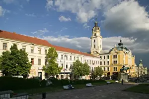 HUNGARY-Southern Transdanubia-PECS: Szechenyi ter Square / Town Hall / Afternoon