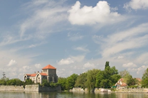 Images Dated 9th May 2004: HUNGARY-WESTERN TRANSDANUBIA-Tata: Oregvar-The Old Castle & Domolps Kuny Museum