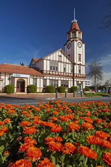 Images Dated 28th October 2018: i-SITE visitor centre (old Post Office) and flowers, Rotorua, North Island, New Zealand