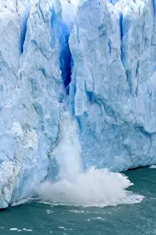 Images Dated 9th February 2008: Ice breaking off the face of the Perito Moreno Glacier located in the Los Glaciares