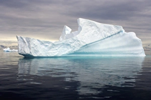 Images Dated 26th January 2007: iceberg floating off the western Antarctic peninsula, Antarctica, Southern Ocean