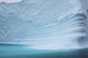 Images Dated 27th January 2007: iceberg floating off the western Antarctic peninsula, Antarctica, Southern Ocean