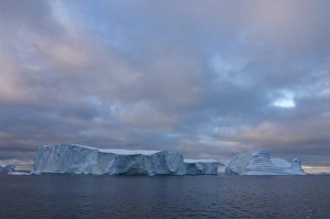 Images Dated 4th February 2007: iceberg floating off the western Antarctic peninsula, Antarctica, Southern Ocean