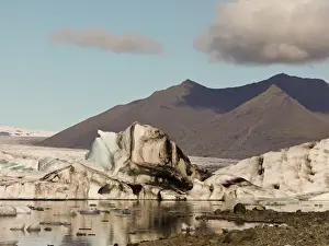 Images Dated 22nd September 2011: Iceberg formations broken off from the Breidamerkurjokull glacier, part of the Vatnajokull