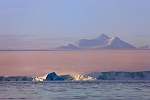 Images Dated 17th August 2011: Iceberg, South Shetland Island, Antarctica