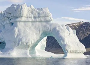 Images Dated 19th September 2019: Iceberg in the Uummannaq Fjord System. Glaciated Nuussuaq peninsula in the background