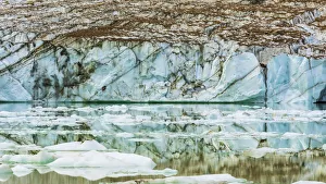 Canada Collection: Icebergs on glacial meltwater under Mount Edith Cavell, Jasper National Park, Alberta