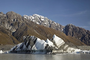 Images Dated 3rd October 2010: Icebergs in Tasman Glacier Terminal Lake, Aoraki / Mt Cook National Park, Canterbury