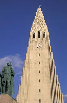 Iceland, Reykjavik Hallgrims Church and statue of Eifur Eiriksson, the 1st European