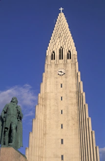 Images Dated 16th April 2004: Iceland, Reykjavik Hallgrims Church and statue of Eifur Eiriksson, the 1st European