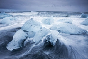 Images Dated 28th July 2009: Iceland, Skaftafell National Park, Icebergs from Vatnajokull Glacier in waves
