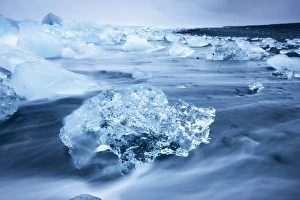 Images Dated 28th July 2009: Iceland, Skaftafell National Park, Icebergs from Vatnajokull Glacier in waves
