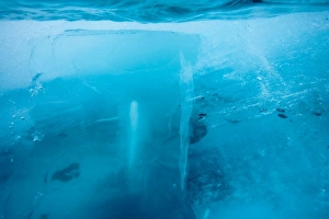Images Dated 28th July 2009: Iceland, Skaftafell National Park, Underwater view of Icebergs from Vatnajokull Glacier