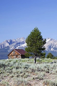 Images Dated 27th July 2011: ID, Sawtooth National Recreation Area, Old Barn and the Sawtooth Range