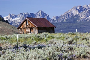 ID, Sawtooth National Recreation Area, Old Barn and the Sawtooth Range
