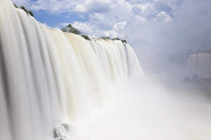 Images Dated 8th December 2011: Iguacu (Iguazu) Falls, Cataratta Foz do Iguacu, Parana, Iguazu National Park, Brazil