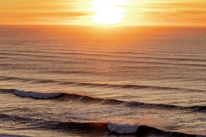 Images Dated 3rd December 2023: Incoming waves at Benson Beach in Cape Disappointment State Park in Washington State, USA