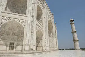 Images Dated 16th April 2015: India, Agra, Taj Mahal. Famous landmark memorial to Queen Mumtaz Mahal, circa 1632