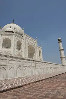 Images Dated 16th April 2015: India, Agra, Taj Mahal. Famous landmark memorial to Queen Mumtaz Mahal, circa 1632