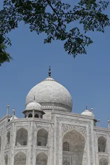 Images Dated 16th April 2015: India, Agra, Taj Mahal. Famous landmark memorial to Queen Mumtaz Mahal, circa 1632