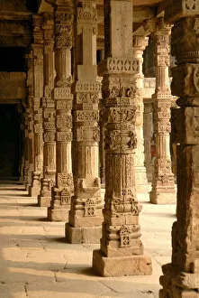 Images Dated 7th November 2007: India, Delhi. Constructed with red sandstone and marble, The Qutub Minar Complex