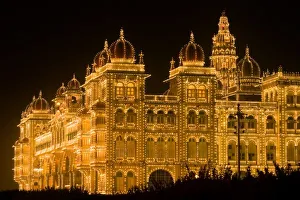 Images Dated 5th December 2004: INDIA, Karnataka, Mysore : Majarajas Palace (b. 1912, Henry Irwin, British Architect)