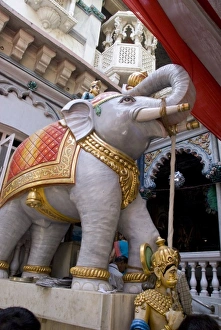 Images Dated 27th April 2009: India, state of Maharashtra, Mumbai (aka Bombay). Downtown Jain Temple