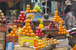 Vendor Prints: India, Uttar Pradesh, Varanasi. Assorted fresh fruits for juice and eating at a street