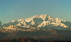 Images Dated 16th November 2013: India, West Bengal, Singalila National Park, Sandakfu, view on snowcapped Kangchenjunga