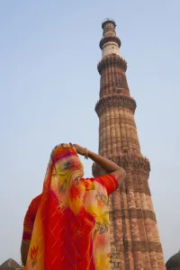 Sari Prints: Indian women at Qutb Minar (UNESCO World Heritage site), Delhi, India