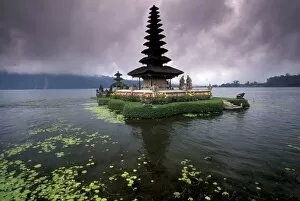 Images Dated 22nd March 2005: Indonesia, Bali, Ulun Danu Temple