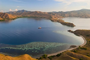 Images Dated 5th June 2009: Indonesia, Komodo National Park. A phinisi schooner brings divers into a harbor. Credit as