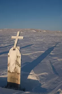 Images Dated 16th April 2006: inupiat graveyard on Herschel island, off the Mackenzie River delta, Yukon Territory