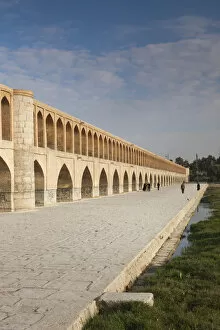Iran Gallery: Iran, Central Iran, Esfahan, Si-o-Seh Bridge, dawn