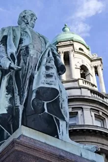 Ireland, Belfast, statue near museum