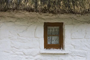 Images Dated 27th May 2005: Ireland, County Clare. Thatch cottage in Bunratty Folk Center