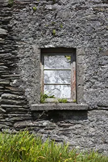Images Dated 23rd May 2016: Ireland, County Cork, Beara Peninsula, Ring of Beara, Garinish, traditional stone
