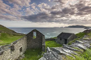 Images Dated 25th May 2016: Ireland, County Kerry, Dingle Peninsula, Slea Head Drive, Dunquin, farmhouse ruins