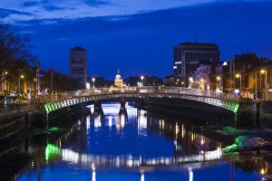 Images Dated 6th May 2016: Ireland, Dublin, Hapenny Bridge over the River Liffey, dawn