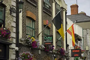 Images Dated 25th July 2009: IRELAND, Dublin. Temple Bar. Colorful pub
