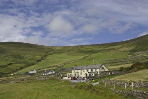 Images Dated 29th July 2009: IRELAND, Kerry, Dingle Peninsula. Cottages near Slea Head