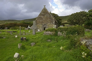 Images Dated 29th July 2009: IRELAND, Kerry, Dingle Peninsula. ruins of Kilmalkedar Church, 12th century