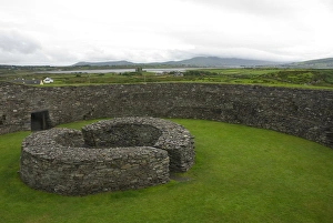 Images Dated 28th July 2009: IRELAND, Kerry, Ring of Kerry. Cahergal stone fort
