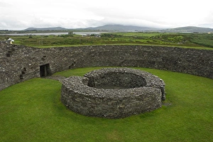 Images Dated 28th July 2009: IRELAND, Kerry, Ring of Kerry. Cahergal stone fort