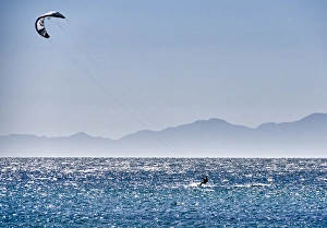 Images Dated 26th May 2012: Isla de Espiritu Santo, Baja, Mexico, Kite surfer skims the Sea of Cortez