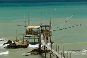 Images Dated 1st June 2005: Italy, Abruzzo, Fossacesia Marina, Fishing Shack on Adriatic Sea
