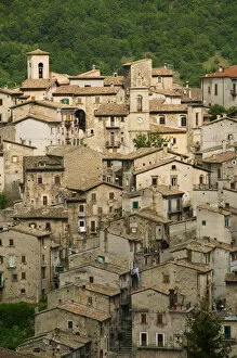 Images Dated 1st June 2005: Italy, Abruzzo, Scanno, Town View of Remote Mountain Village