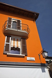 Images Dated 22nd May 2009: Italy, Brescia Province, Sirmione. Via Vittorio Emanuelle, building
