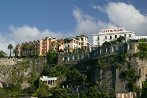 Images Dated 8th May 2005: ITALY-Campania-(Sorrento Peninsula)-SORRENTO: Coastal View from Marina Piccola