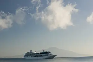 Images Dated 9th May 2005: ITALY-Campania-(Sorrento Peninsula)-SORRENTO: Cruiseship & Mount Vesuvius / Bay of